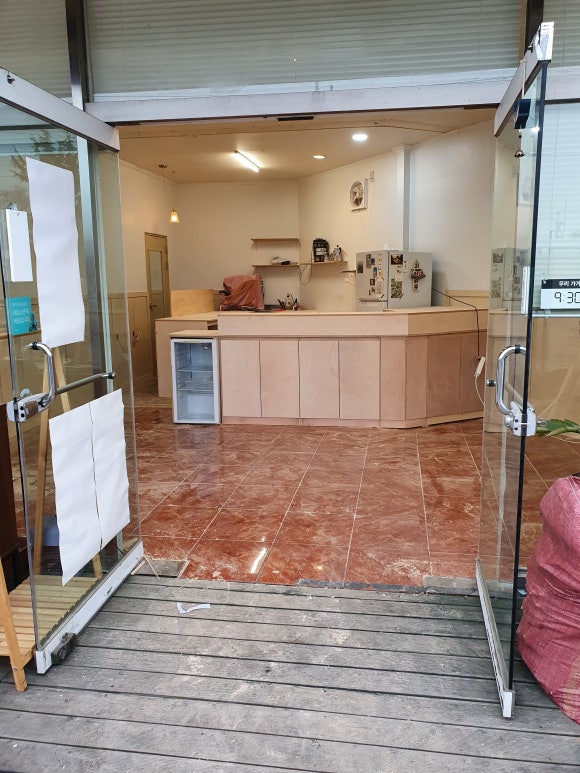 진해 풍호동 카페 목공 완료 후 일반 합판으로 제작한 인테리어 전경