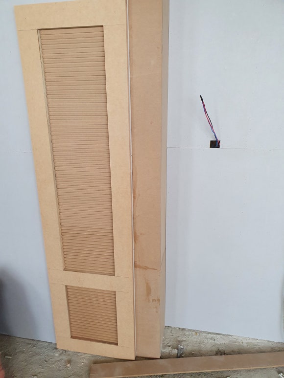 [나무가 휘지 않도록 정성껏 제작하여 평평하게 눕혀 보관 중인 도어 플레이트]