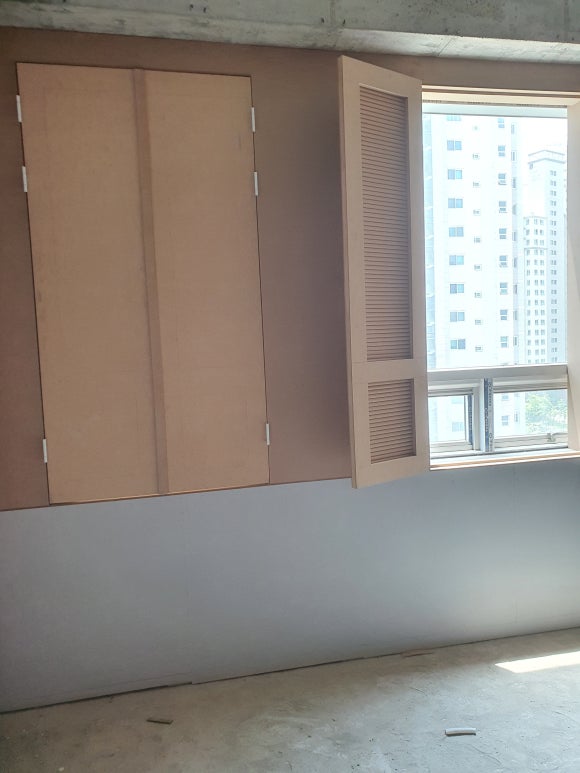 [닫았을 때 주변 벽체와 한 몸처럼 딱 맞아떨어지는 맞춤형 도어]