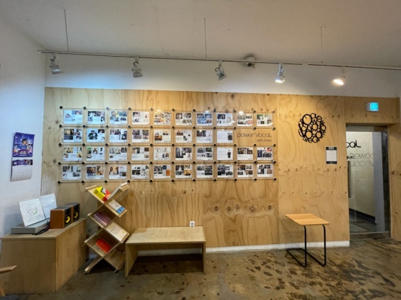 부산 수영구 보컬학원 벽면 MDF 덧방 시공 전의 모습. 기존 벽면이 나뭇결이 거친 일반 합판으로 마감되어 있어 페인트 도장이 불가능한 상태이다.
